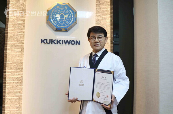  사진 -국기원 홍보대사로 위촉된 설운도 가수 [국기원 제공]