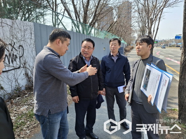 ▲송종율 처인구청장(사진 오른쪽세번째)이 교통체계개선 현장 점검을 하고있다.(사진=용인시)