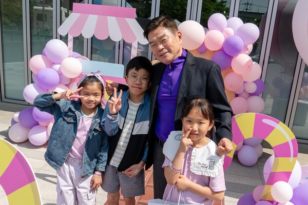 지난해 어린이날 기념 행사에서 이필형 동대문구청장이 행사에 참여한 어린이들과 기념촬영을 하고 있다.