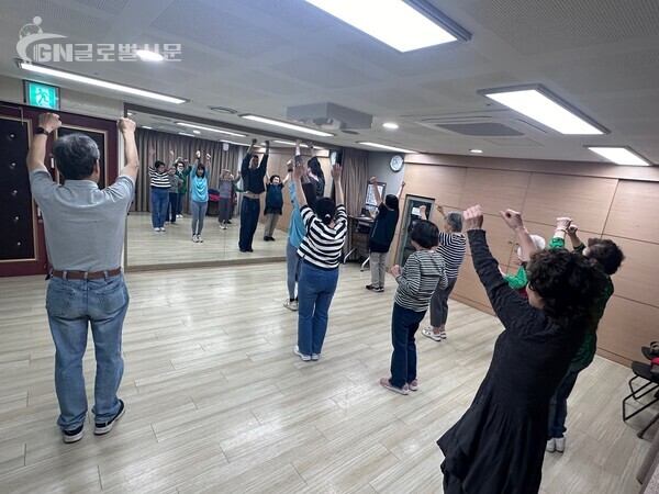  사진 - 김호준 댄스 강사의 리드하 역동적인 댄스를 보여주는 회원들 모습 [배정호  원장 제공]