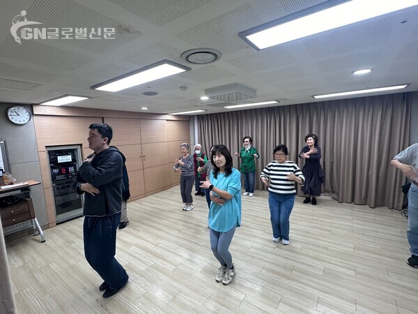  사진 - 김호준 댄스 강사의 열정을 넘치는 수업 모습 [배정호 원장 제공]