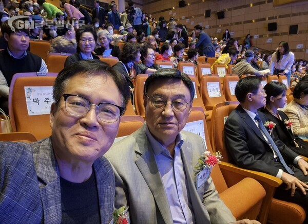  사진 - 강남구아버이날 행사 시상을 기다리고 있는 좌측 정민호 관장 [강남구청 제공]