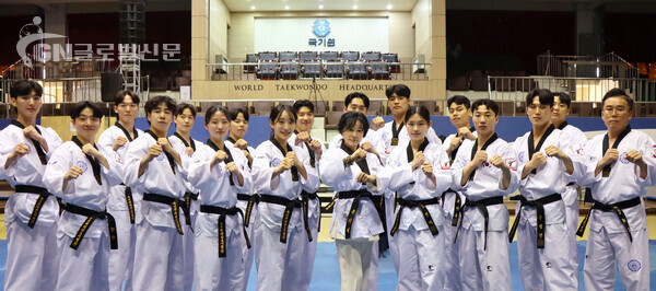 ▣사진-국기원 시범단 공연 관람 후 정중앙 진미령 국기원홍보대사 기념촬영 [국기원 제공]