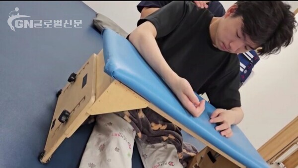 사진-전신마비로 투병 중인 태권도 꿈나무 출신 허주용의 재활 운동 모습.[세계태권도무예신문 제공]