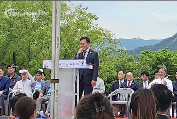 사진-이자형 서울시태권도협회장이 '2025 서울특별시 한마음 태권도 페스티벌' 개회식에서 인사말을 하고 있다.
