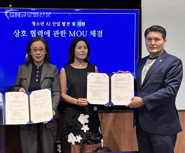 사진-좌측부터 비전컬쳐와 외교컬쳐클럽의 이 카타리나 회장, 강남구 청소년 지도 협의회 총무 정수연 회장 정봉길