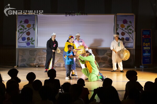 사진-6월 18일 경기 동두천 보산초등학교에서 열린 ‘IBK 모두다 스쿨콘서트 2025’ 현장. 한 학생이 연주자들과 버나돌리기 체험을 하고 있다. [한국메세나협회 제공]