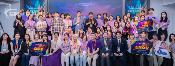 사진-예술산업 혁신프로젝트 수강생과 참여 전문가가 기념 촬영을 하고 있다 [예술경영지원센터 제공]