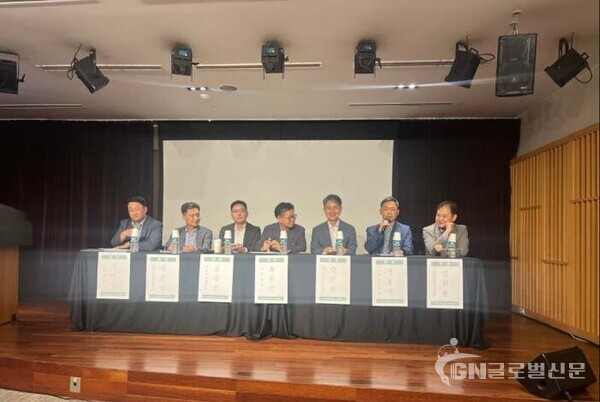 사진-한국국방조직학회 창립기념 학술세미나에서 ‘인구감소에 따른 병력 감소 문제와 국방조직 관리 방안’을 주제로 열띤 토론이 진행되고 있다
