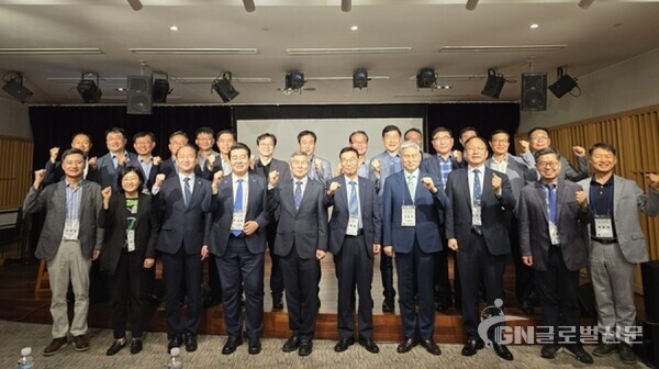 사진-한국국방조직학회 창립기념 학술세미나 참석자들이 기념촬영을 하고 있다
