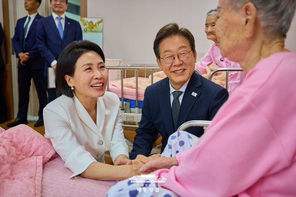 李 대통령 부부, 소록도병원 방문···
