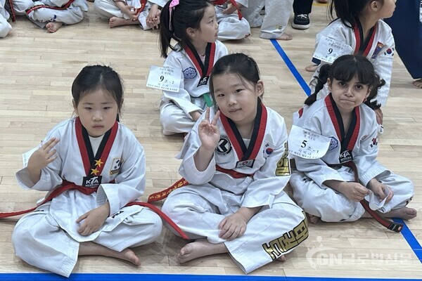 사진-제19회 강남구태권도협회장배태권도품새대회(회장 정창호)대회 참가한 유치부 어린이 포즈 [강남구태권도협회 제공]