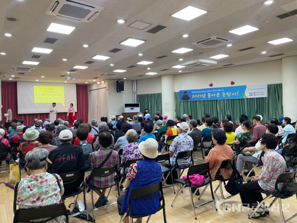 ▣사진-금천노인종합복지관 금융사기 예방연극 '2025돌아온춘향이' 관람하는 &nbsp;[금천노인종합복지관 제공]