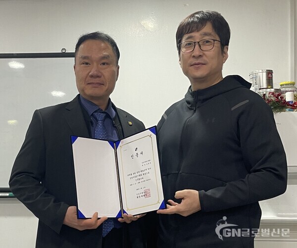 ▣사진-좌측부터 김동욱(강남구줄넘기협회 회장), (전) 회장 박원희 강남구줄넘기협회 )[강남구줄넘기협회 제공]