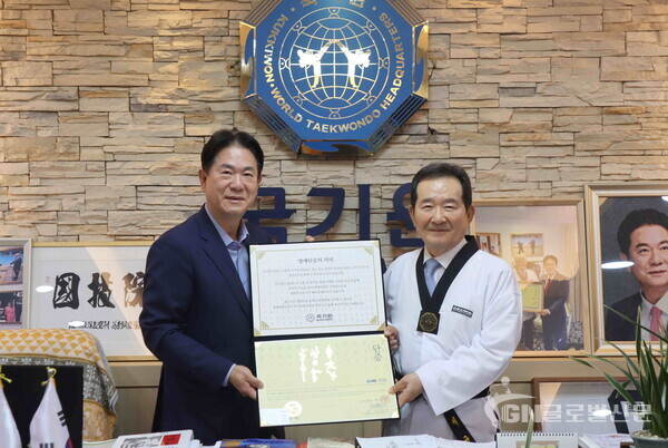 사진-7월 10일 오후 2시 30분 국기원 원장실에서 이동섭 국기원장(왼쪽)이 정세균 전 국무총리에게 명예 9단증을 수여하고 기념촬영을 하고 있다.[국기원 비서실 제공]