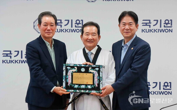 국기원 강의실에서 열린 ‘2025년도 제5차 임시이사회’에서 전갑길 국기원 이사장(왼쪽)이 정세균 전 국무총리에게 감사패를 전달한 후 기념촬영 모습.[국기원 비서실 제공]